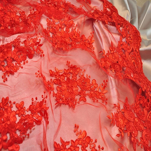 Вышивка на сетке (красный)