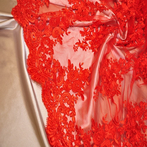 Вышивка на сетке (красный)