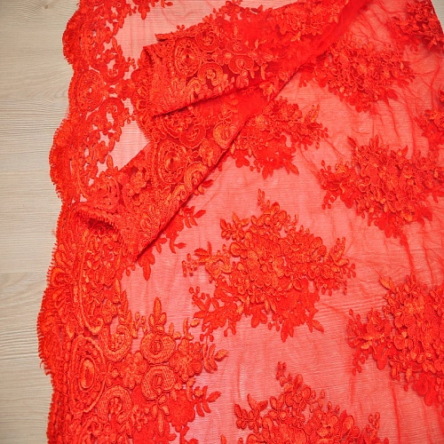 Вышивка на сетке (красный)